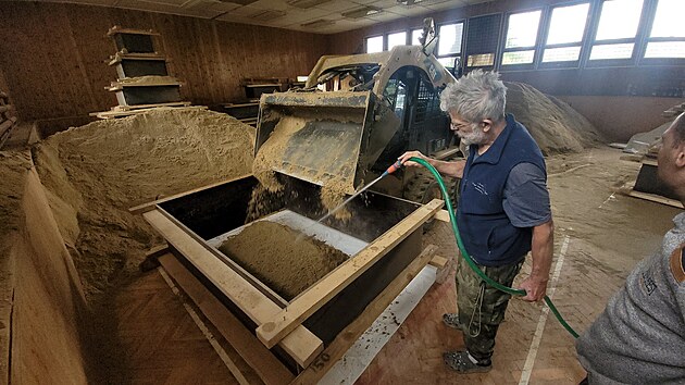 Sochař Tomáš Dostál alias Bosambo vytvořil v bývalé tělocvičně v areálu zámku v Doksech expozici soch z písku.