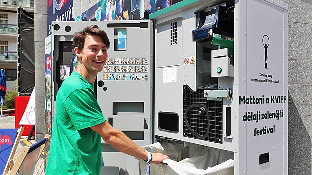 V centru Karlových Varů se po dobu filmového festivalu pohybují Lovci PETek, působí jako podpora pro zpětný odběr PET lahví a nápojových plechovek do zálohomatů.