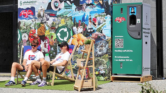 V centru Karlových Varů se po dobu filmového festivalu pohybují Lovci PETek, působí jako podpora pro zpětný odběr PET lahví a nápojových plechovek do zálohomatů.