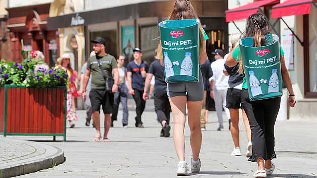 V centru Karlových Varů se po dobu filmového festivalu pohybují Lovci PETek, působí jako podpora pro zpětný odběr PET lahví a nápojových plechovek do zálohomatů.