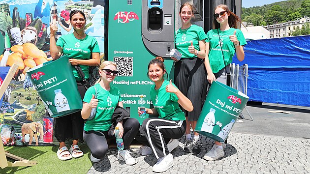 V centru Karlových Varů se po dobu filmového festivalu pohybují Lovci PETek, působí jako podpora pro zpětný odběr PET lahví a nápojových plechovek do zálohomatů.