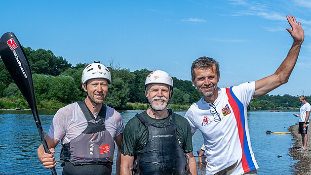Český prezident Petr Pavel během mistrovství světa na divoké vodě v Roudnici nad Labem s manažerem šampionátu Tomášem Slovákem (vlevo) a předsedou svazu kanoistiky Stanislavem Ježkem.
