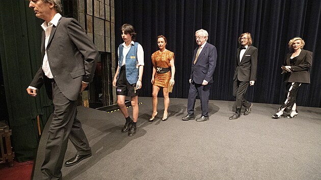 Delegace snímku Citlivý člověk opouští pódium Velkého sálu v Thermalu (2. července 2023)