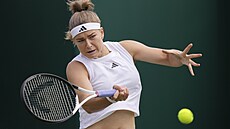 Karolína Muchová hraje forhend v prvním kole Wimbledonu.