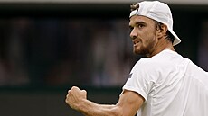 eský tenista Tomá Machá v prvním kole Wimbledonu.