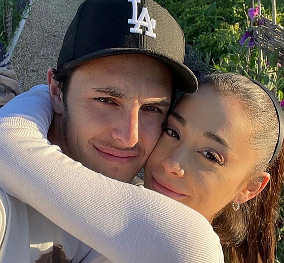 Ariana Grande a Dalton Gomez se dali dohromady v roce 2020.