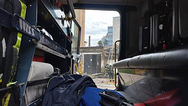 Při požáru v brněnské ulici Rumiště se zranilo šest lidí, dva z nich pomohl zachránit pracovník blízkého autoservisu.