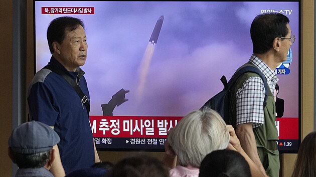 Lid na ndra v Soulu sleduj odplen severokorejsk balistick rakety. (12. ervence 2023)