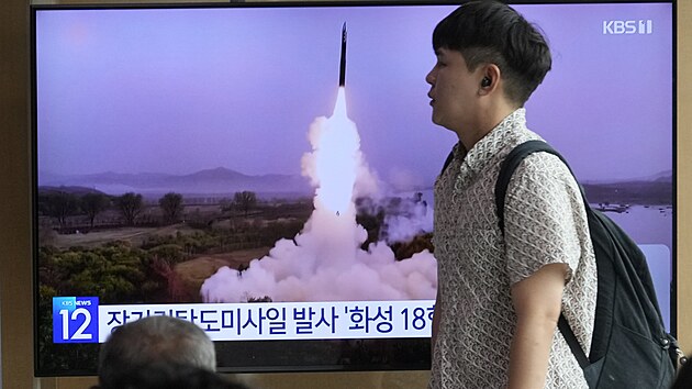 Lid na ndra v Soulu sleduj odplen severokorejsk balistick rakety. (12. ervence 2023)