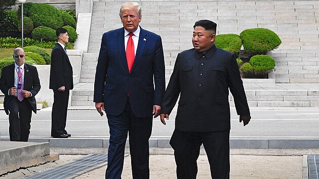 Kim ong-un (vpravo) a Donald Trump v demilitarizovan zn mezi obma Korejemi. (30. ervna 2019)