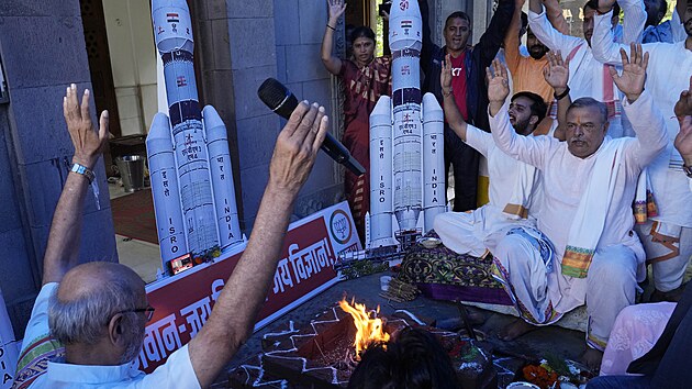 Indov provdj hinduistick rituly pro spch kosmick lodi andrjan-3. (14. ervence 2023)