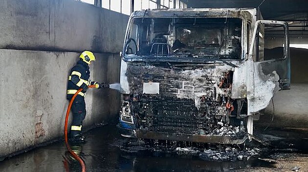 Požár nákladního vozu ve Štrenberku zaměstnal čtyři jednotky hasičů.