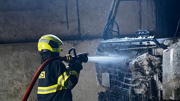 Požár nákladního vozu ve Štrenberku zaměstnal čtyři jednotky hasičů.