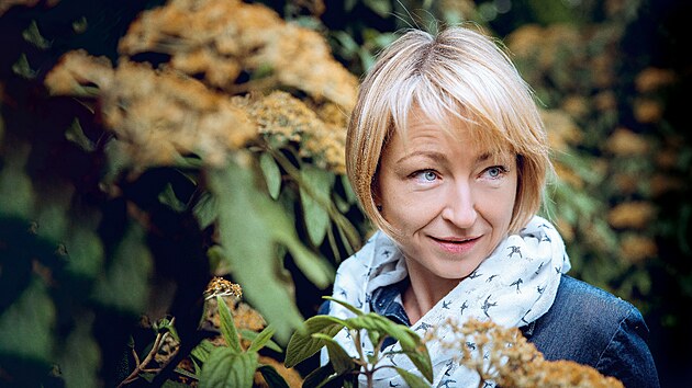 Od puberty se potýká s těžkou skoliózou, tedy
vychýlením páteře. Hrozilo, že nebude moci mít
děti ani dělat vysněnou profesi. V šestnácti ji
čekala operace páteře s nejistým výsledkem.
Veškeré úsilí napřela k tomu, aby na ni nemusela,
a podařilo se. Dnes je KLÁRA CIBULKOVÁ (47)
maminkou dvou dospívajících dětí a herectví
se, bolesti navzdory, věnuje už přes dvacet let.
Nejnověji je k vidění v divadle Viola jako Greta
Garbo i Adina Mandlová. Čím ji tyto herecké
legendy fascinují, jak se snaží vychovávat své děti
a jak přemýšlí o stáří?