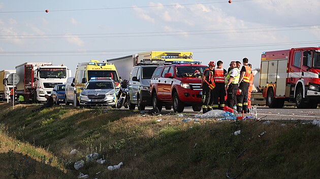 Na dálnici D2 u Brna jeden autobus narazil zezadu do druhého. Zranilo se celkem 76 lidí, řidič šedého autobusu zemřel a dálnice byla v obou směrech uzavřena. (17. července 2023)