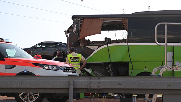 Na dálnici D2 u Brna jeden autobus narazil zezadu do druhého. Zranilo se celkem 76 lidí, řidič šedého autobusu zemřel a dálnice byla v obou směrech uzavřena. (17. července 2023)