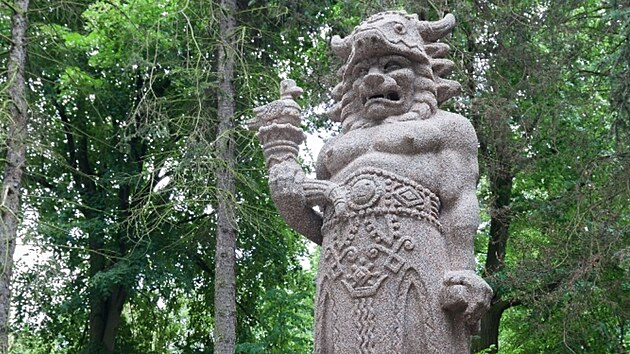 Druhý originál sochy Radegasta stojí v pražské zoologické zahradě, která ho před osmi roky celkově zrekonstruovala.