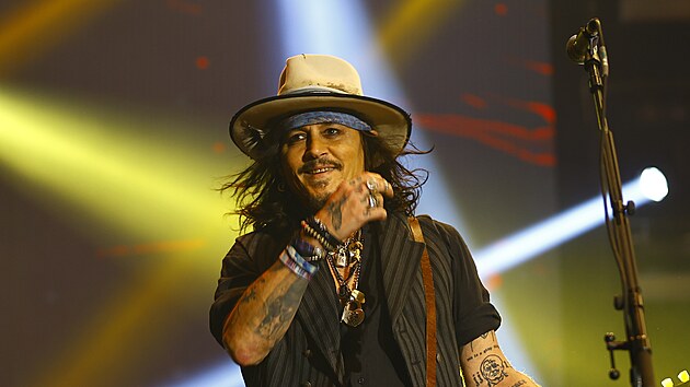 K okouzlení zejména fanynek stačil Johnny Deppovi v Brně jeho šibalský pohled. Při koncertu Hollywood Vampires se věnoval především hraní na kytaru, občas však také zazpíval.