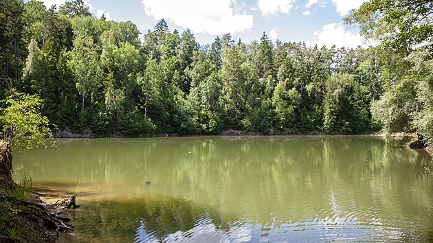 Mezi Maršovem a Lažánkami na Brněnsku se těžil kaolin na výrobu porcelánu. Spodní voda před necelými sty lety důl zatopila, čímž vzniklo překrásné kaolinové jezírko.