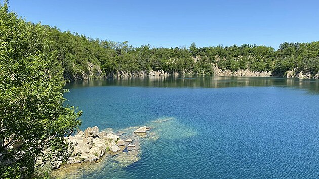 Přírodní památka Mašovický lom u Znojma patří vůbec k nejhezčím kouskům panenské přírody s křišťálově čistou vodou na jihu Moravy.