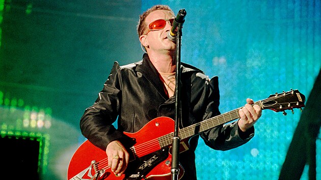 Bono během jediného českého koncertu U2 na pražském Strahově (14. srpna 1997)