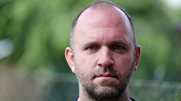 Učitel češtiny a angličtiny na jihlavském gymnáziu a zároveň člen úspěšné rapové kapely Pio Squad Filip Konvalinka