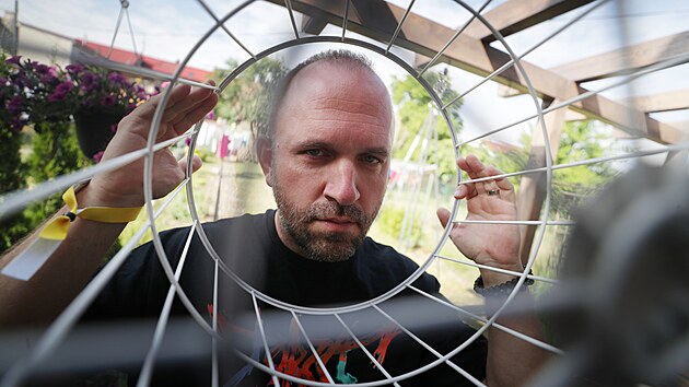 Učitel češtiny a angličtiny na jihlavském gymnáziu a zároveň člen úspěšné rapové kapely Pio Squad Filip Konvalinka