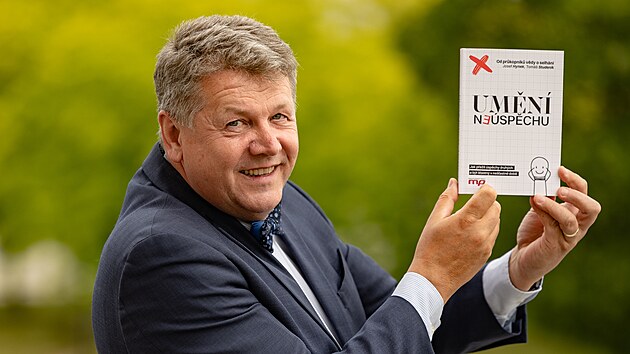 Děkan Fakulty informatiky a managamentu Univerzity Hradec Králové Josef Hynek s knihou Umění neúspěchu