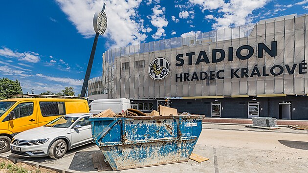 Stavba stadionu Hradce Králové se o měsíc protáhla. Teď navíc čelí problémům s kolaudací stavby.