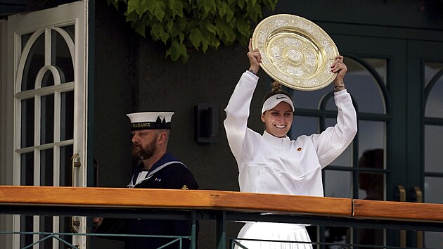 Markta Vondrouov s trofej pro vtzku Wimbledonu na balkonu centrlnho dvorce