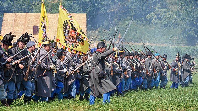 Bitevn&iacute; sc&eacute;nu pořadatel&eacute; nazvali &bdquo;Kr&aacute;lov&eacute;hradeck&aacute; osmn&aacute;ctka v bitvě na Chlumu 1866&ldquo;. (1. července 2023)