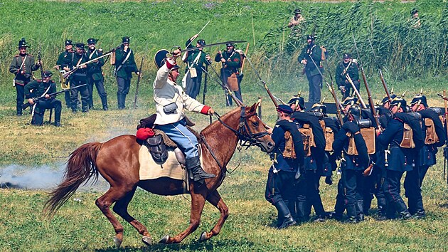 Bitevn&iacute; sc&eacute;nu pořadatel&eacute; nazvali &bdquo;Kr&aacute;lov&eacute;hradeck&aacute; osmn&aacute;ctka v bitvě na Chlumu 1866&ldquo;. (1. července 2023)