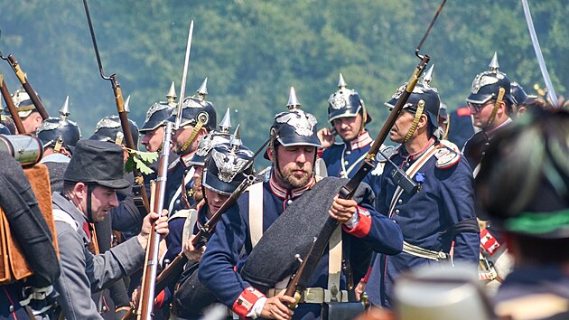 Bitevn&iacute; sc&eacute;nu pořadatel&eacute; nazvali &bdquo;Kr&aacute;lov&eacute;hradeck&aacute; osmn&aacute;ctka v bitvě na Chlumu 1866&ldquo;. (1. července 2023)