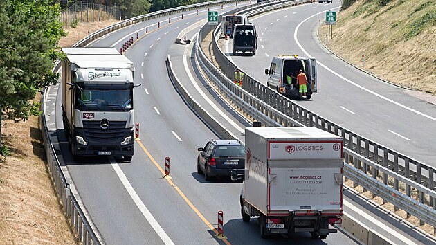 Dělníci dokončují detaily na rekonstruovaném přivaděči k dálnici D5 u Kyšic poblíž Plzně. (11. 7. 2023)