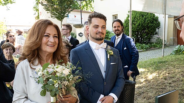 Simona Stašová a její syn - ženich Vojtěch Staš (Praha, 8. července 2023)