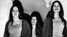 lenky Mansonova klanu na snímku z roku 1970. Leslie Van Houtenová úpln vpravo.