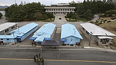Demilitarizovaná zóna mezi Severní a Jižní Koreou (dole) ve vesnici Panmunjom... Demilitarizovaná zóna mezi Severní a Jižní Koreou (dole) ve vesnici Panmunjom...