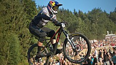 Biker Tomá Slavík bhem závodu svtové série ve fourcrossu horských kol v...