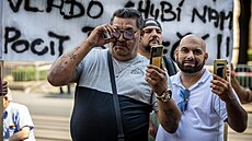 Nkolik desítek lidí se ve stedu a ve tvrtek selo na protestní akci za...