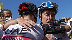 Britský cyklista Adam Yates (UAE) v cíli 17. etapy Tour de France utuje...