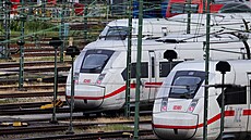 Soupravy vlak ICE spolenosti Deutsche Bahn stojí v depu Stellingen v...