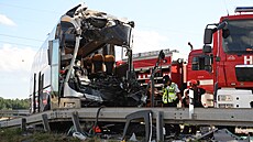 Na dálnici D2 u Brna jeden autobus narazil zezadu do druhého. Zranilo se celkem...