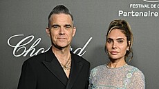 Robbie Williams s manelkou (kvten 2023)