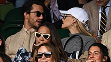 Na Wimbledon pila Ariana Grande s hereckým kolegou Jonathanem Baileym.