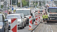 Ve Zlín zaala oprava hlavního tahu, tídy T.Bati, která vede napí mstem...