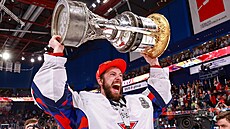 Ruský branká Ivan Fedotov v dresu CSKA Moskva s pohárem pro vítze KHL v roce...