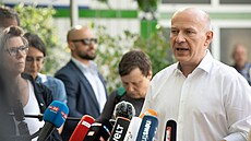 Starosta Berlína Kai Wegner (CDU) hovoí s novinái u koupalit Prinzenbad v...
