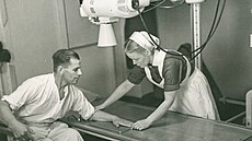 Sestra erveného kíe poizuje rentgenový snímek ruky zranného nmeckého...