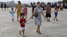Severokorejci vzdávají hold sochám zesnulých vdc Kim Ir-sena a Kim ong-ila...