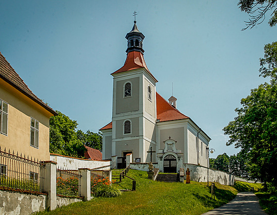 Kostel svatého Vincence dominuje celému hraditi v Doudlebech na Budjovicku....